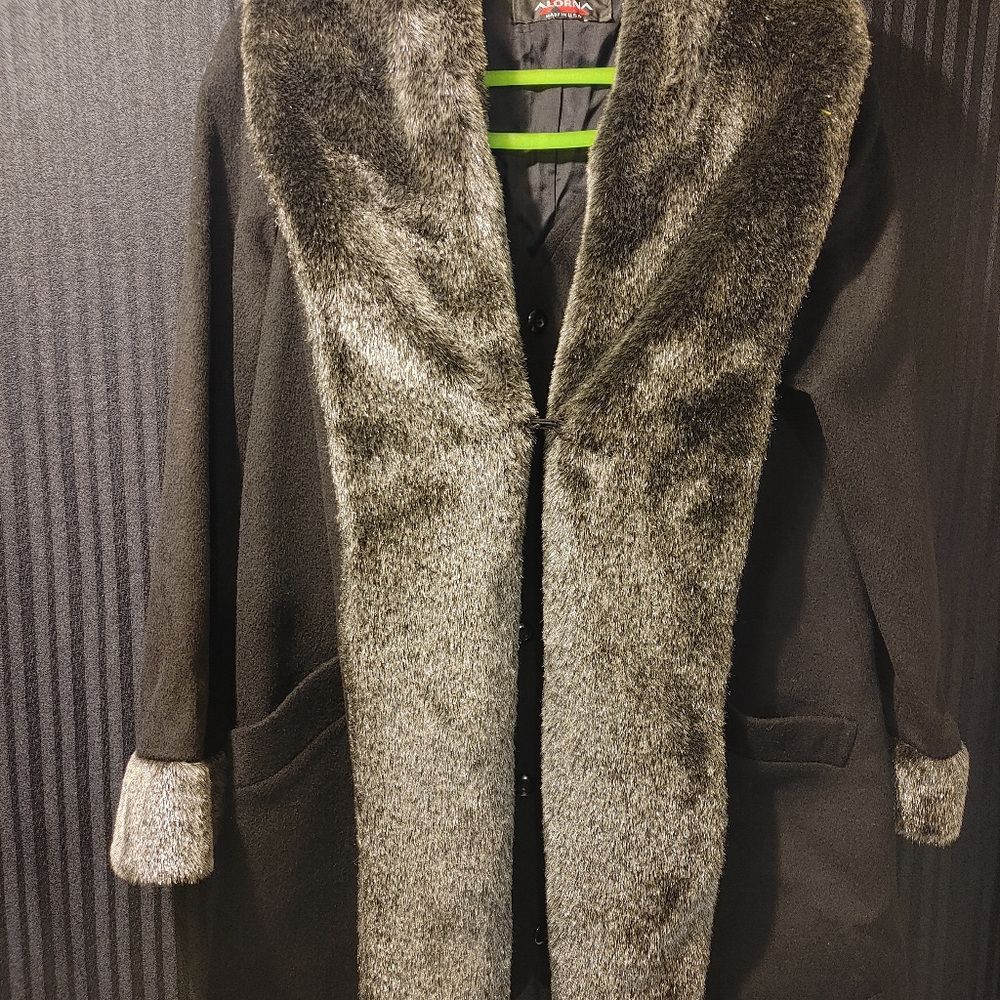 Wool and faux fur coat made by ALORNA